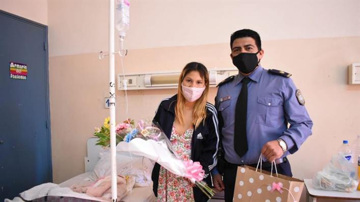 Policías ayudaron a una joven a dar a luz en un patrullero