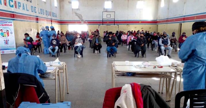 Vacunan a más de mil vecinos de Los Quiroga y Los Acosta