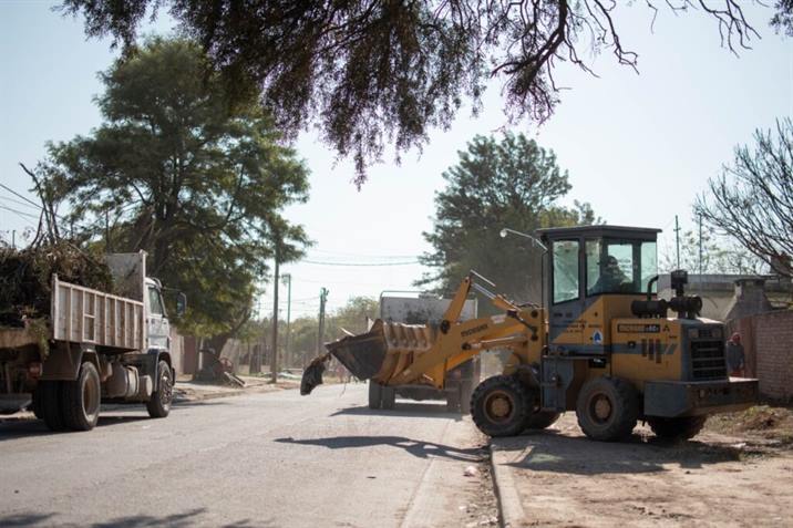 Ejecutan tareas de obras y servicios en barrios de Quimilí