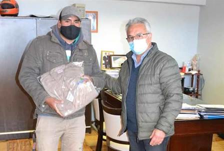 Entregan ropa de trabajo a empleados municipales de Añatuya