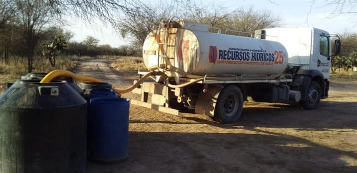 Refuerzan la distribución de agua y arreglo de caminos en Dpto. Taboada Refuerzan la distribución de agua y arreglo de caminos en Dpto. Taboada