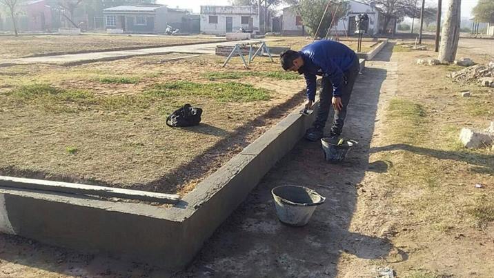 Renuevan los espacios públicos de Añatuya con pintura y refacciones
