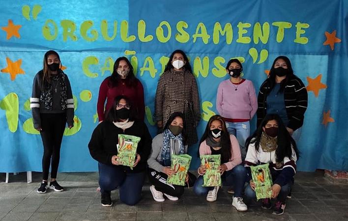 Entregan dispositivos móviles a jóvenes de La Cañada