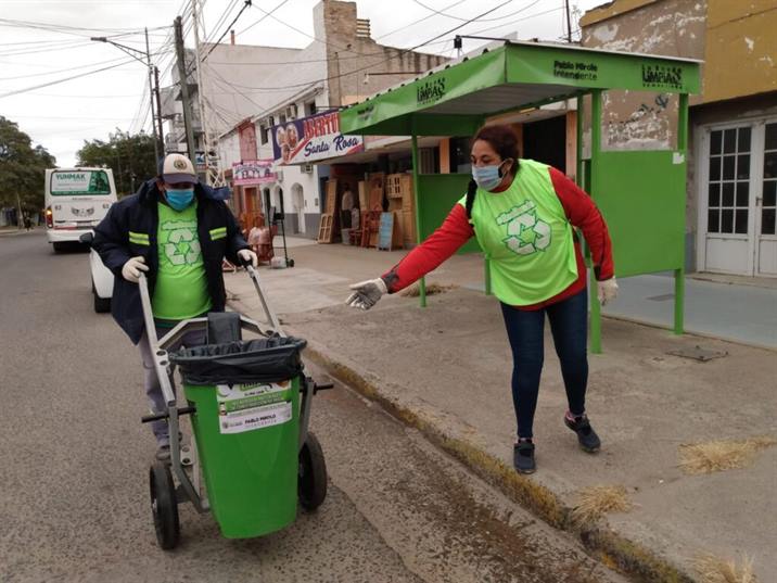 “Ecobrigadas” recolectan residuos plásticos en calles bandeñas “Ecobrigadas” recolectan residuos plásticos en calles bandeñas