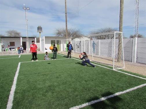 Los niños disfrutan del fútbol en Colonia El Simbolar