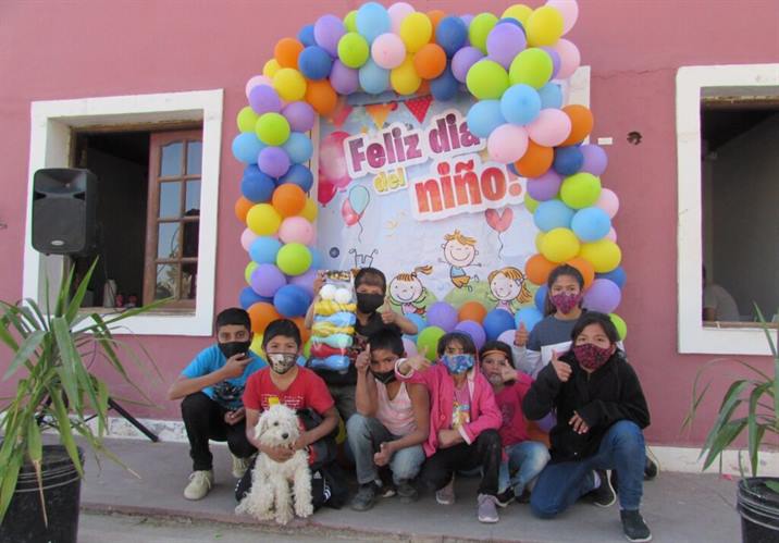 Colorida celebración de niños y niñas en Colonia El Simbolar Colorida celebración de niños y niñas en Colonia El Simbolar