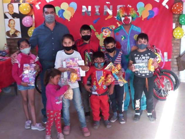 Payasos, juegos y regalos para los niños de Weisburd