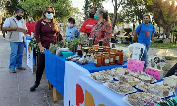 El regreso de los artesanos a Plaza Belgrano fue un éxito