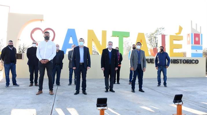Zamora entregó 50 viviendas en Antajé y lo declaró libre de ranchos