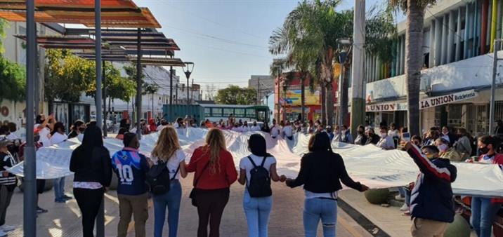 Emotivo “Banderazo por la Memoria Trans” en La Banda Emotivo “Banderazo por la Memoria Trans” en La Banda