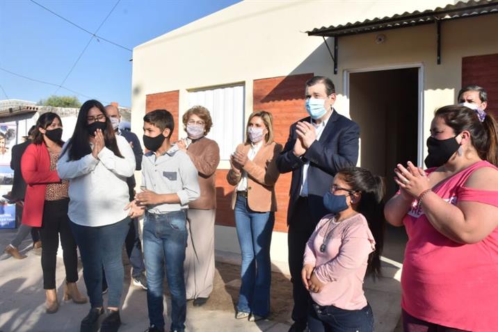 Entregan viviendas sociales a familias de ciudad Capital