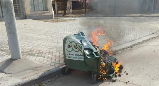 Una vez más los contenedores, blanco del vandalismo Una vez más los contenedores, blanco del vandalismo
