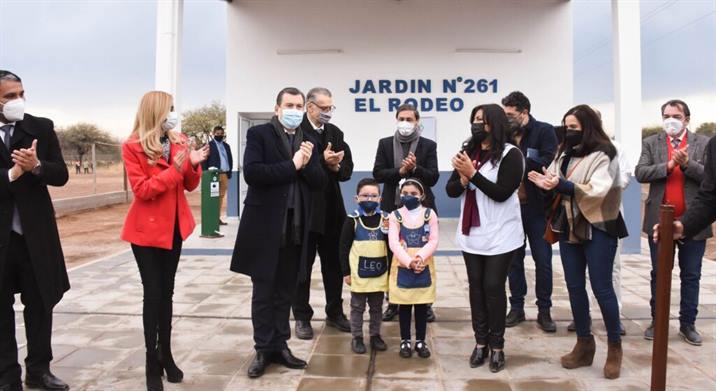 Zamora entregó viviendas e inauguró obras educativas en el Dpto. Choya Zamora entregó viviendas e inauguró obras educativas en el Dpto. Choya
