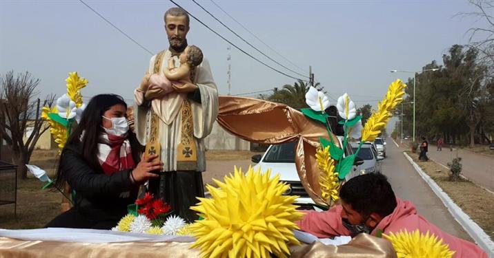San Cayetano derramó su bendición en los barrios de Pinto San Cayetano derramó su bendición en los barrios de Pinto