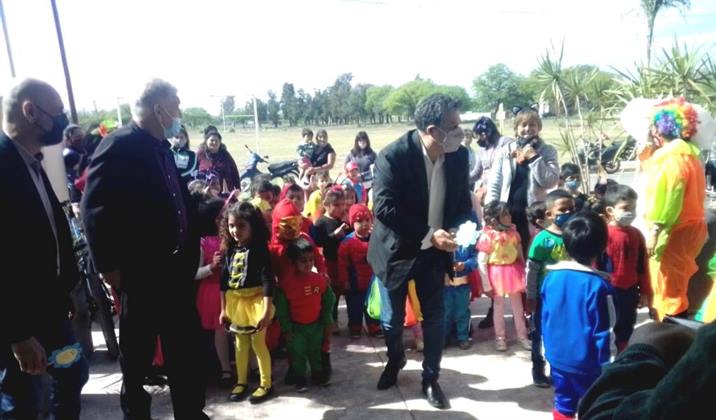 Jardineritos llenaron de alegría y color las calles de Clodomira Jardineritos llenaron de alegría y color las calles de Clodomira