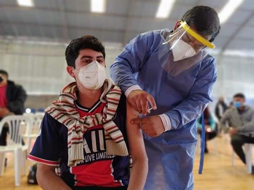Vacunan a adolescentes de 17 años sin factores de riesgo