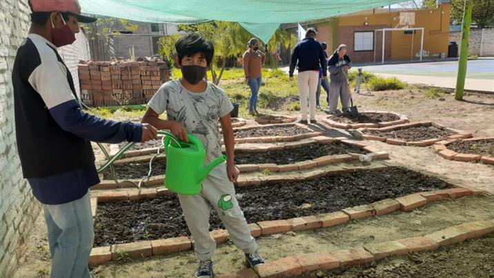 Familias de Quimilí se suman a los talleres sobre huertas