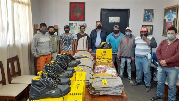 Entregan ropa de trabajo a personal de Higiene en Quimilí Entregan ropa de trabajo a personal de Higiene en Quimilí