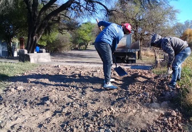 Realizan arreglos en los caminos en la zona de San Ramón Realizan arreglos en los caminos en la zona de San Ramón