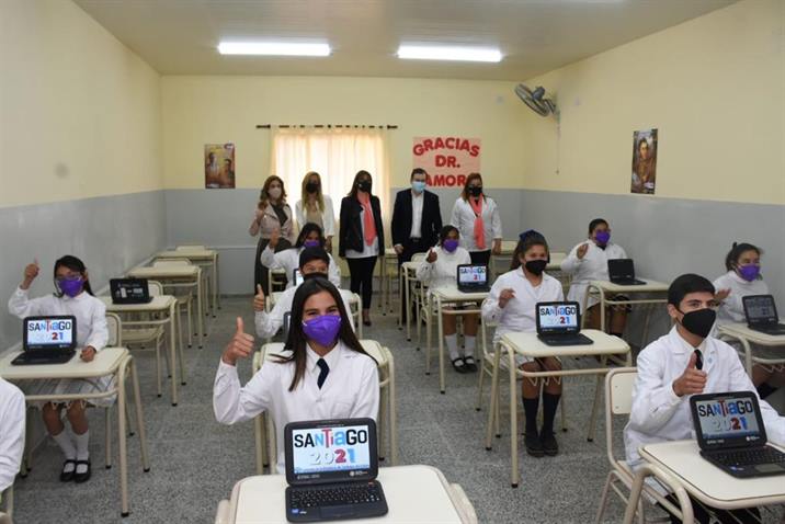 Iniciaron la entrega de 12.500 tablets a estudiantes santiagueños Iniciaron la entrega de 12.500 tablets a estudiantes santiagueños