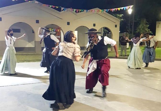 Las academias de danzas se suman a las ferias artesanales bandeñas Las academias de danzas se suman a las ferias artesanales bandeñas