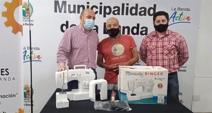 Un tapicero con 50 años en el oficio cumple el sueño de volver a trabajar