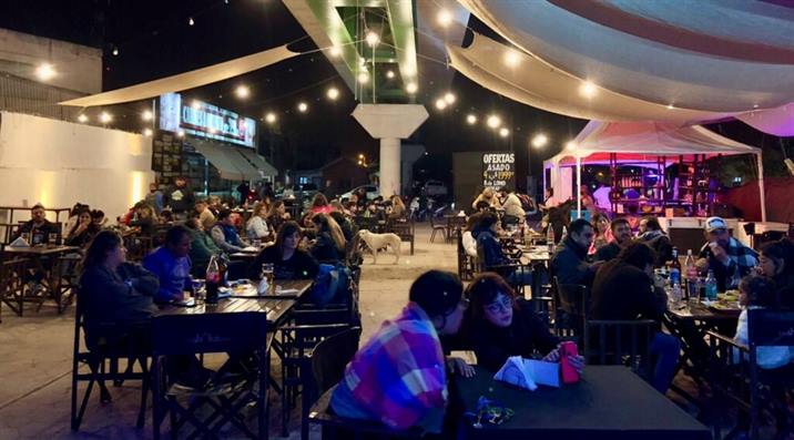 Fijan horarios y condiciones para lugares de comidas con show