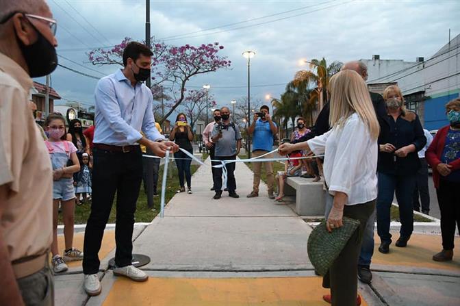 Las Termas habilitó el Paseo 25 de Mayo con una gran caminata Las Termas habilitó el Paseo 25 de Mayo con una gran caminata