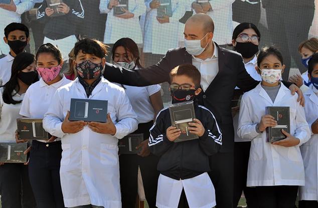 Más de 300 alumnos bandeños recibieron tablets Más de 300 alumnos bandeños recibieron tablets