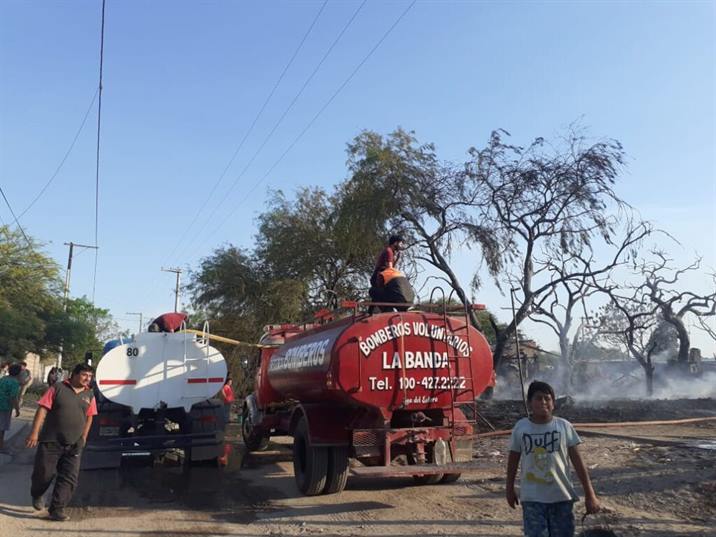 Voraz incendio en el barrio Río Dulce dejó a un menor herido