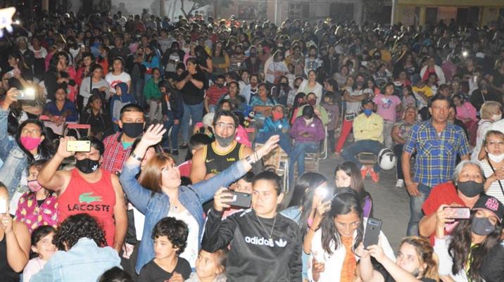 Multitudinaria fiesta en Clodomira con música, baile y regalos