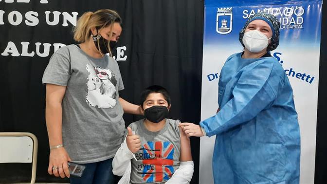 Primer día de vacunación contra el covid a menores en Santiago