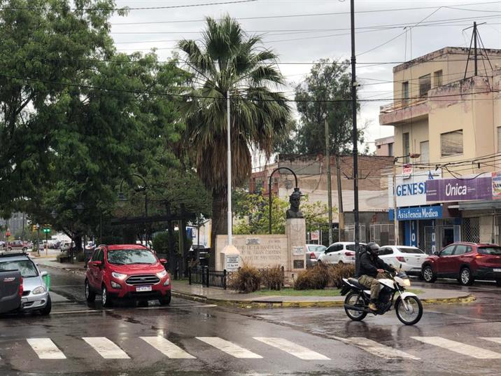 Municipales trabajan en barrios bandeños afectados por las lluvias