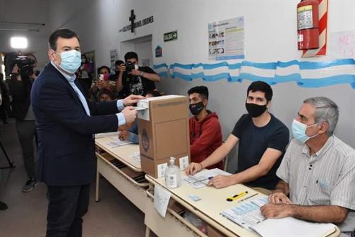 Zamora celebró el compromiso para votar a pesar de la lluvia