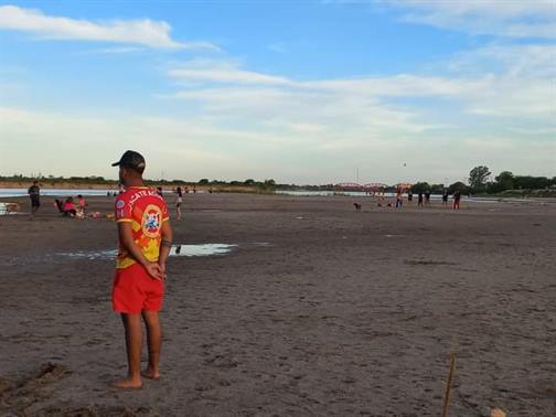 Guardavidas custodian los balnearios del río Dulce