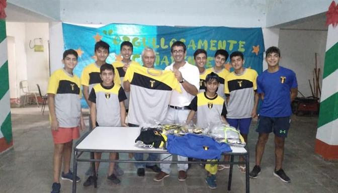 Entregan indumentaria a escuelas de fútbol de La Cañada