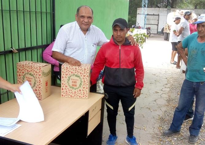 Entregan cajas navideñas a empleados de La Dársena y San Ramón Entregan cajas navideñas a empleados de La Dársena y San Ramón