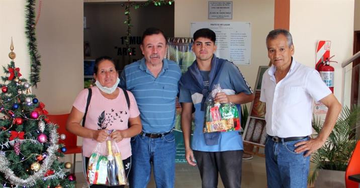 Aguinaldo y bolso navideño para los municipales de Pinto