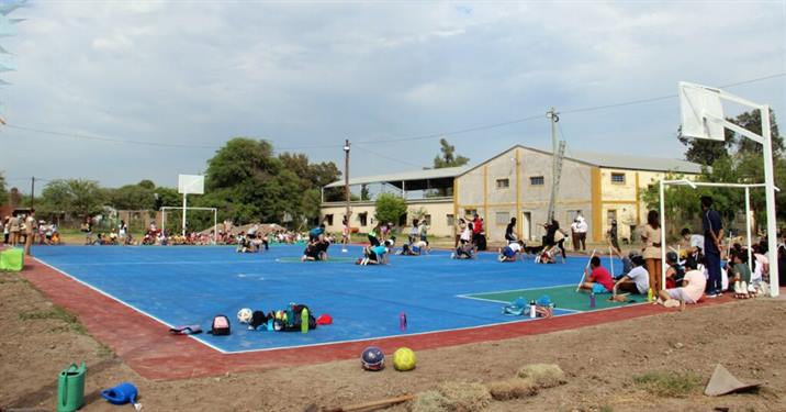 Realizan trabajos de electricidad en el playón de un colegio de Pinto