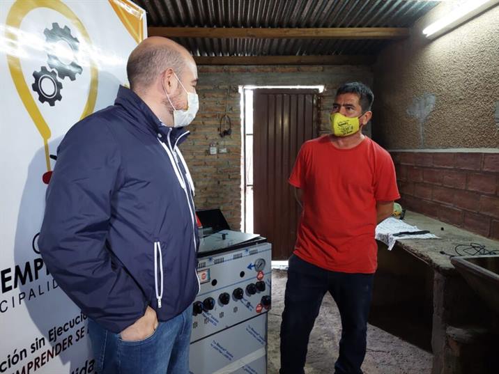 Entregan elementos de trabajo a un emprendedor bandeño