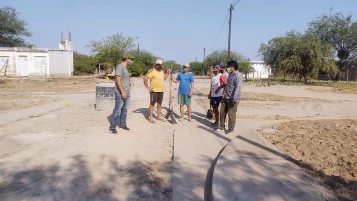 Ejecutan obras de cordón cuneta y vereda en barrios de La Cañada