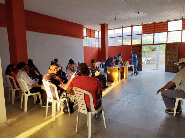Aplican la tercera dosis de la vacuna contra covid a vecinos de La Cañada
