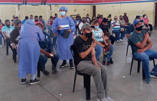 Cientos de vecinos asistieron al primer día de operativo de vacunación en Los Quiroga
