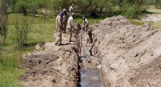 Amplían la red de agua para más de 400 familias en el paraje Los Gómez Amplían la red de agua para más de 400 familias en el paraje Los Gómez