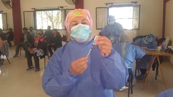 Vacunan con tercera dosis a vecinos de Colonia El Simbolar