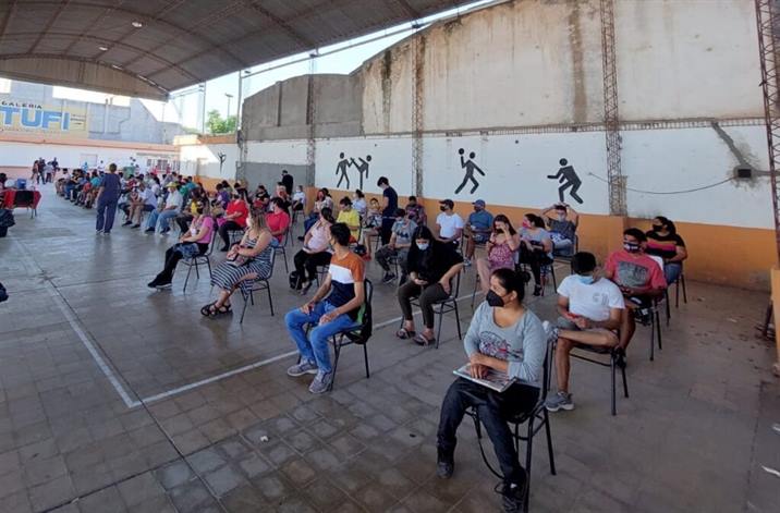 Vacunan con tercera dosis contra covid en Capital y La Banda Vacunan con tercera dosis contra covid en Capital y La Banda