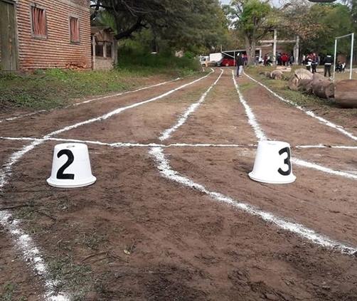 Estudiantes construyeron su propia pista de atletismo en Brea Pozo