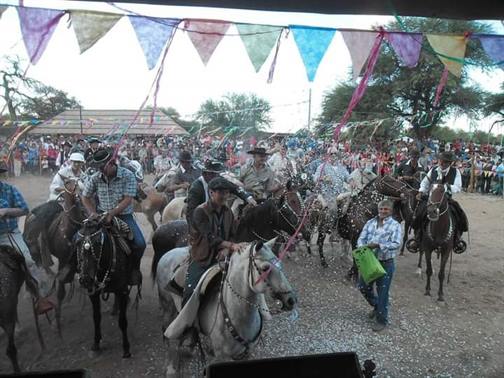 Domingo de fiesta con las Trincheras de Carnaval en Salavina