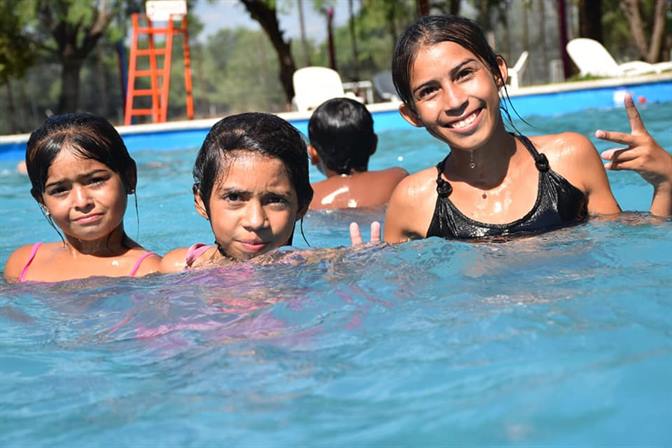 Pileta y diversión para niños y niñas de El Remansito en el Parque Municipal de Frías Pileta y diversión para niños y niñas de El Remansito en el Parque Municipal de Frías