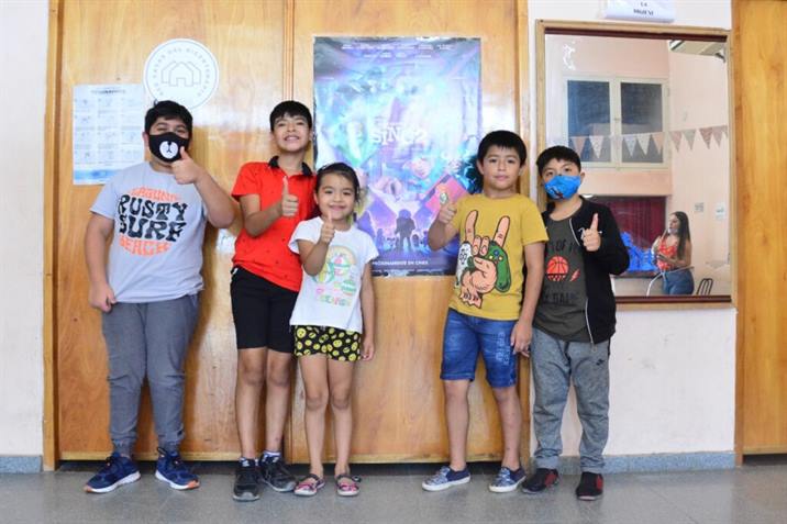 Niños combinan la diversión y solidaridad en una tarde de cine Niños combinan la diversión y solidaridad en una tarde de cine